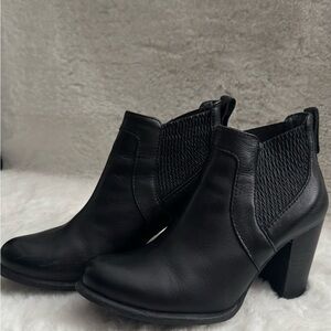 UGG Spring Black Leather Ankle Boots Chelsea Style